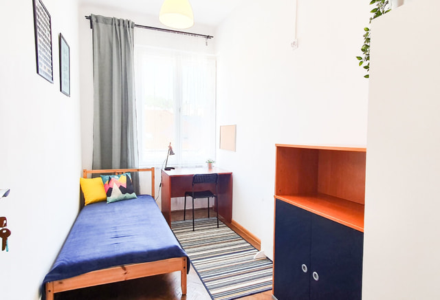 Pokój Królewska Plac Inwalidów AGH UP UJ balkon w mieszkaniu i TV
