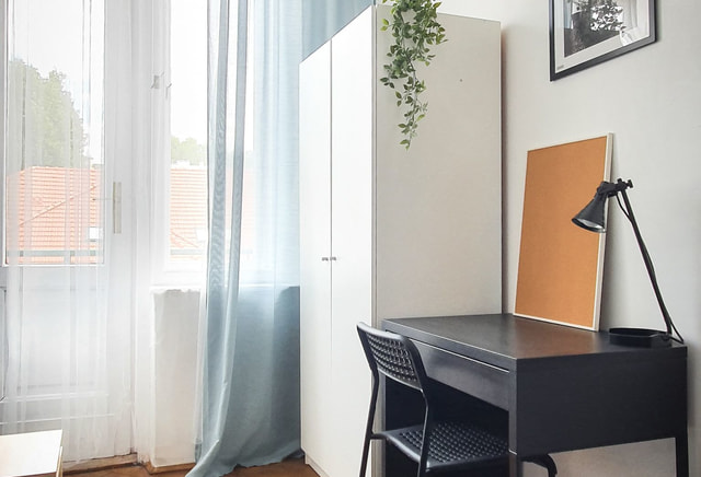 Pokój Królewska Plac Inwalidów AGH UP UJ balkon w mieszkaniu i TV