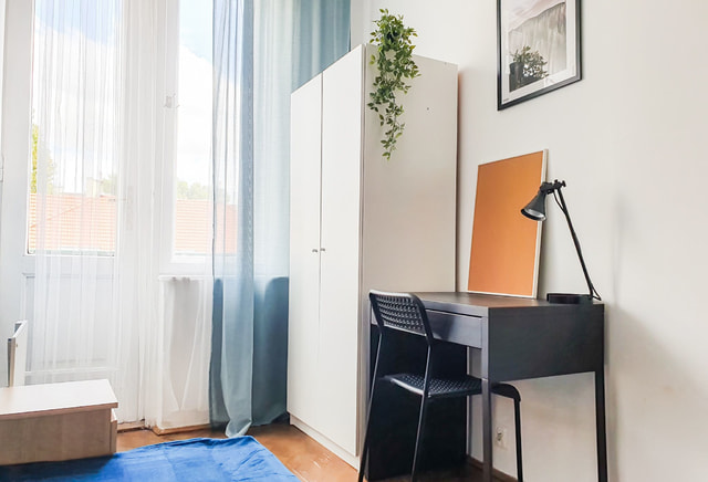 Pokój Królewska Plac Inwalidów AGH UP UJ balkon w mieszkaniu i TV