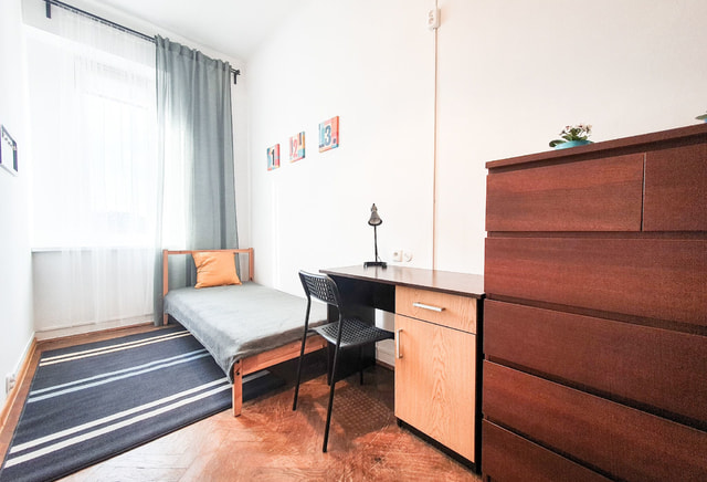 Pokój Królewska Plac Inwalidów AGH UP UJ balkon w mieszkaniu i TV