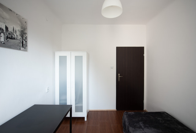 Single room no. 3, Krucza 11/ Przybyszewskiego Street