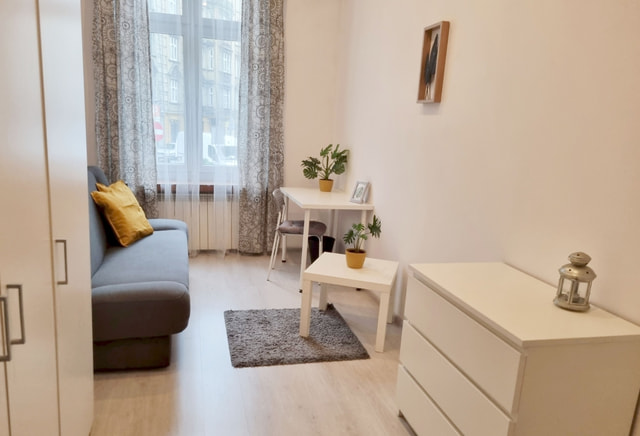 Duży pokój 13m2 w ścisłym centrum ul. Słowackiego 10, UŚ, SWSM (P1)