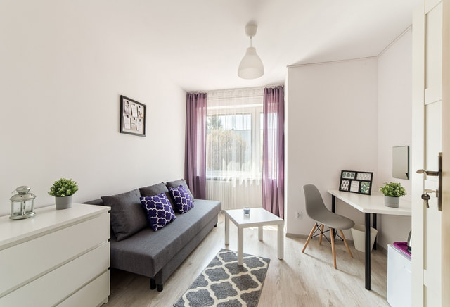 Duży pokój 10m2 w domu z ogrodem, oś. F, ul. Modrzewskiego 25 (P6)