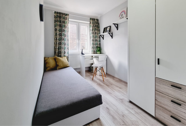 Large room for one, Floriana 5, 280m to EU, close to PŚ, UŚ, AM (P1)