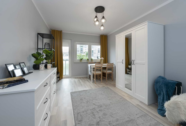 A spacious studio apartment with a balcony at Traktorowa 63
