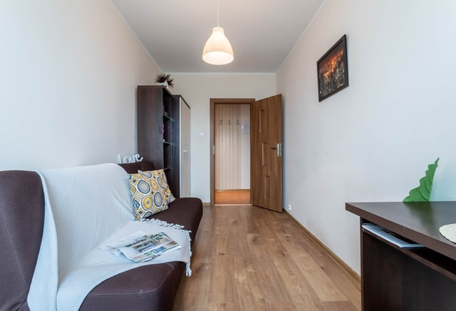 Cozy single room exclusively for girls!