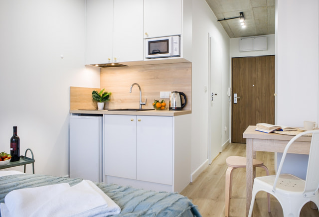 Słoneczna kawalerka z balkonem ! Media w cenie ! 