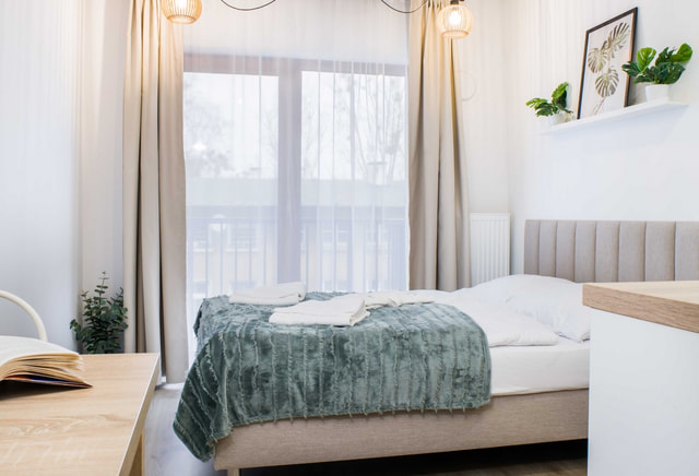 Słoneczna kawalerka z balkonem ! Media w cenie ! 