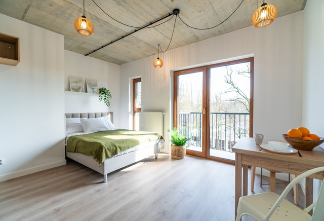 Duża przestronna kawalerka z ogródkiem ! Media w cenie ! 