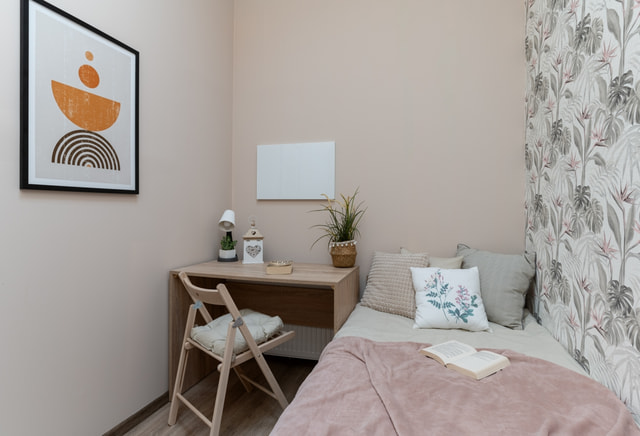 Piękny pokój jednoosobowy w mieszkaniu na poddaszu w centrum