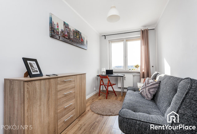 Single room no. 5 in a spacious apartment in Chełm