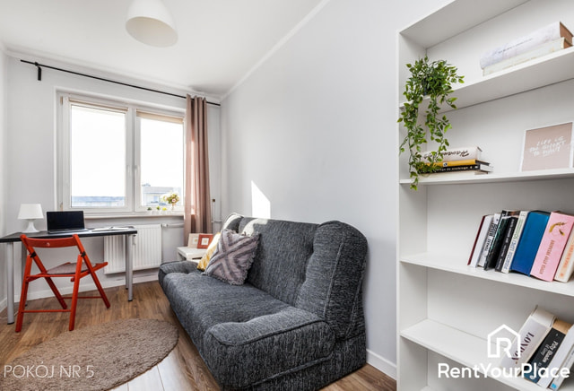 Single room no. 5 in a spacious apartment in Chełm